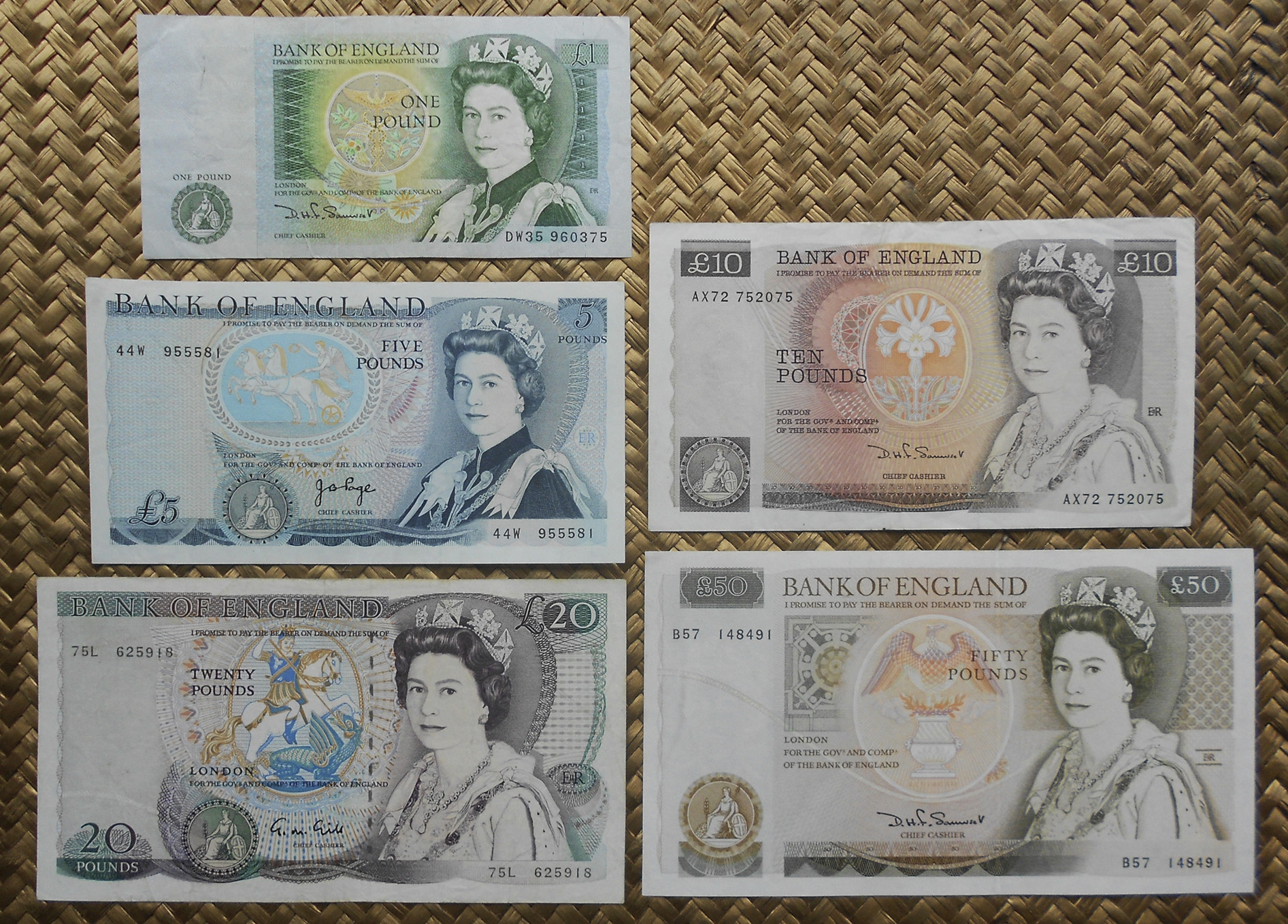 Reino Unido pounds años '70-'80 Isabel II Serie D anversos