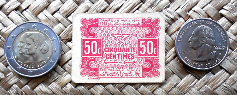 El billete más pequeño entre dos euros y cuarto dólar